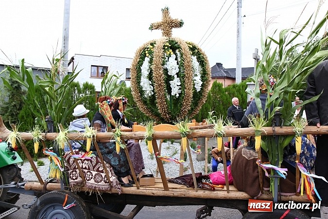 Zdjęcie w galerii na portalu naszraciborz.pl: Święto plonów w Żerdzinach z mażoretkami wiadomości z regionu