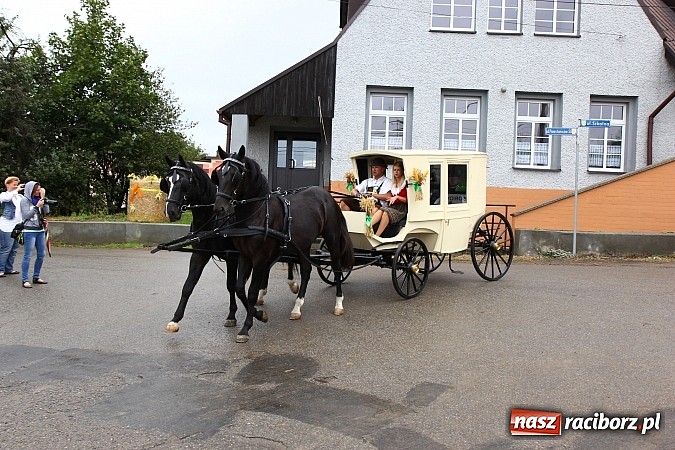 Zdjęcie w galerii na portalu naszraciborz.pl: Święto plonów w Żerdzinach z mażoretkami wiadomości z regionu