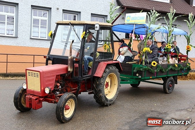 Zdjęcie w galerii na portalu naszraciborz.pl: Święto plonów w Żerdzinach z mażoretkami wiadomości z regionu