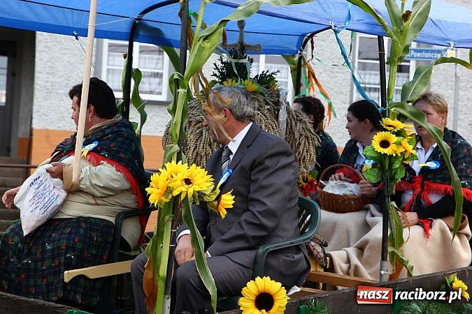 Zdjęcie w galerii na portalu naszraciborz.pl: Święto plonów w Żerdzinach z mażoretkami wiadomości z regionu