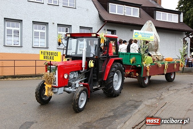 Zdjęcie w galerii na portalu naszraciborz.pl: Święto plonów w Żerdzinach z mażoretkami wiadomości z regionu