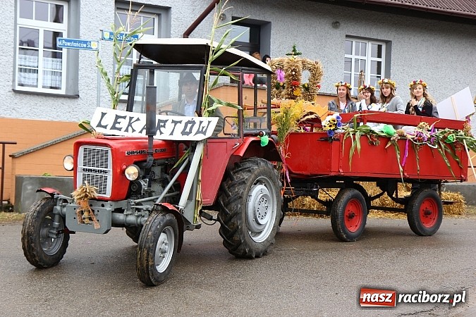 Zdjęcie w galerii na portalu naszraciborz.pl: Święto plonów w Żerdzinach z mażoretkami wiadomości z regionu