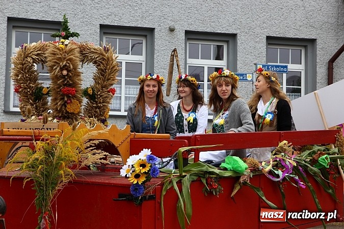 Zdjęcie w galerii na portalu naszraciborz.pl: Święto plonów w Żerdzinach z mażoretkami wiadomości z regionu