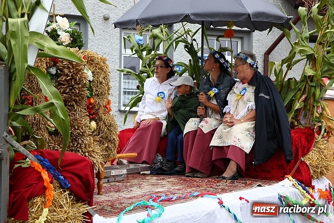 Zdjęcie w galerii na portalu naszraciborz.pl: Święto plonów w Żerdzinach z mażoretkami wiadomości z regionu