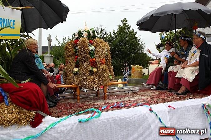 Zdjęcie w galerii na portalu naszraciborz.pl: Święto plonów w Żerdzinach z mażoretkami wiadomości z regionu