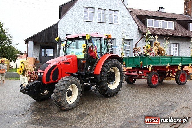 Zdjęcie w galerii na portalu naszraciborz.pl: Święto plonów w Żerdzinach z mażoretkami wiadomości z regionu
