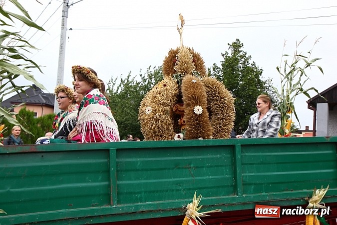 Zdjęcie w galerii na portalu naszraciborz.pl: Święto plonów w Żerdzinach z mażoretkami wiadomości z regionu