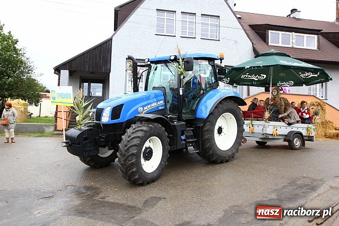 Zdjęcie w galerii na portalu naszraciborz.pl: Święto plonów w Żerdzinach z mażoretkami wiadomości z regionu