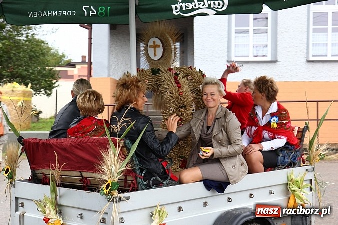 Zdjęcie w galerii na portalu naszraciborz.pl: Święto plonów w Żerdzinach z mażoretkami wiadomości z regionu