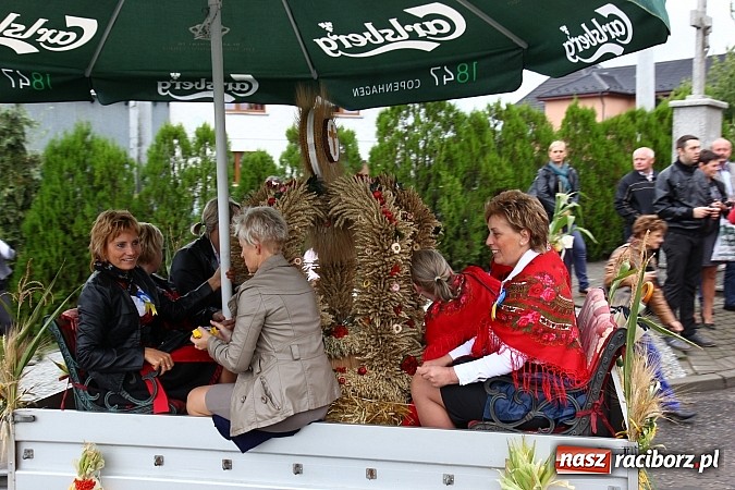Zdjęcie w galerii na portalu naszraciborz.pl: Święto plonów w Żerdzinach z mażoretkami wiadomości z regionu