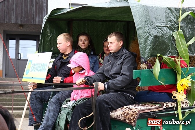 Zdjęcie w galerii na portalu naszraciborz.pl: Święto plonów w Żerdzinach z mażoretkami wiadomości z regionu