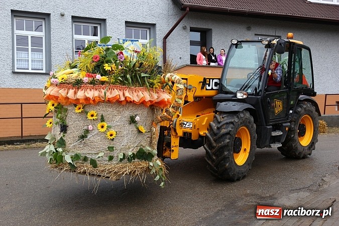 Zdjęcie w galerii na portalu naszraciborz.pl: Święto plonów w Żerdzinach z mażoretkami wiadomości z regionu