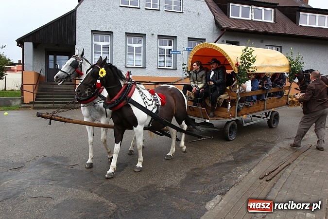 Zdjęcie w galerii na portalu naszraciborz.pl: Święto plonów w Żerdzinach z mażoretkami wiadomości z regionu