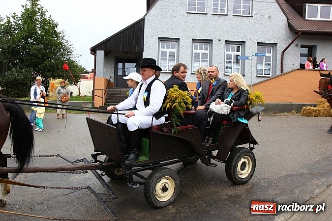 Zdjęcie w galerii na portalu naszraciborz.pl: Święto plonów w Żerdzinach z mażoretkami wiadomości z regionu