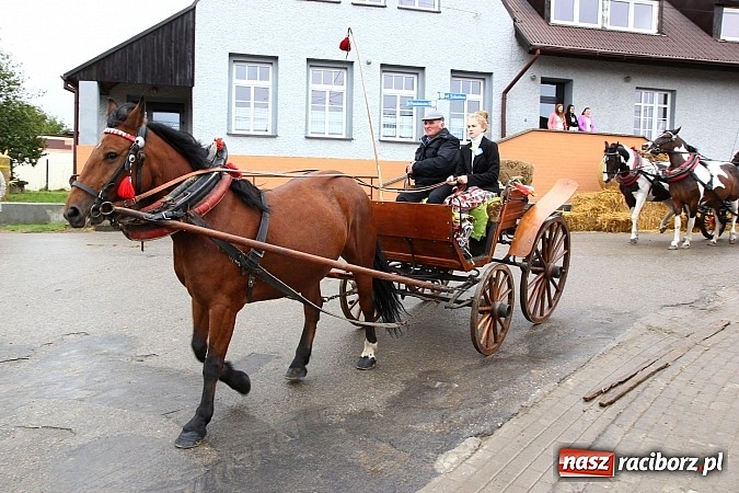 Zdjęcie w galerii na portalu naszraciborz.pl: Święto plonów w Żerdzinach z mażoretkami wiadomości z regionu