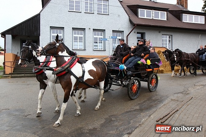 Zdjęcie w galerii na portalu naszraciborz.pl: Święto plonów w Żerdzinach z mażoretkami wiadomości z regionu