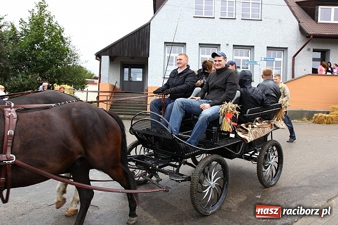 Zdjęcie w galerii na portalu naszraciborz.pl: Święto plonów w Żerdzinach z mażoretkami wiadomości z regionu