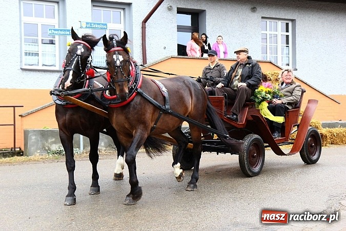 Zdjęcie w galerii na portalu naszraciborz.pl: Święto plonów w Żerdzinach z mażoretkami wiadomości z regionu
