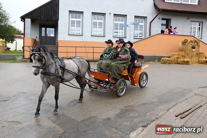 Zdjęcie w galerii na portalu naszraciborz.pl: Święto plonów w Żerdzinach z mażoretkami wiadomości z regionu