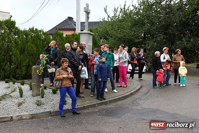 Zdjęcie w galerii na portalu naszraciborz.pl: Święto plonów w Żerdzinach z mażoretkami wiadomości z regionu