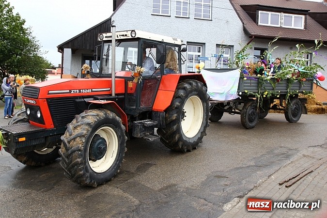 Zdjęcie w galerii na portalu naszraciborz.pl: Święto plonów w Żerdzinach z mażoretkami wiadomości z regionu