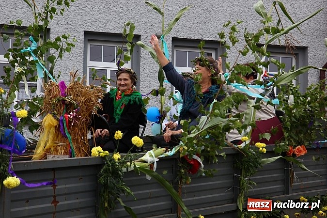 Zdjęcie w galerii na portalu naszraciborz.pl: Święto plonów w Żerdzinach z mażoretkami wiadomości z regionu