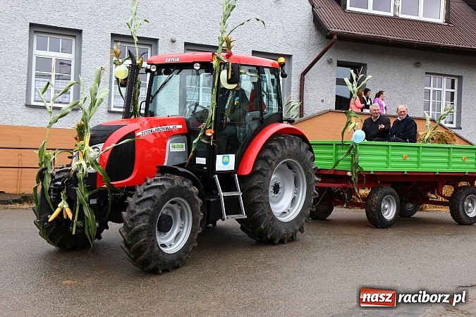 Zdjęcie w galerii na portalu naszraciborz.pl: Święto plonów w Żerdzinach z mażoretkami wiadomości z regionu