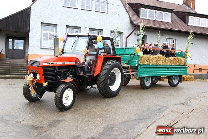 Zdjęcie w galerii na portalu naszraciborz.pl: Święto plonów w Żerdzinach z mażoretkami wiadomości z regionu