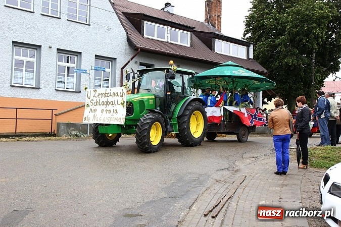 Zdjęcie w galerii na portalu naszraciborz.pl: Święto plonów w Żerdzinach z mażoretkami wiadomości z regionu