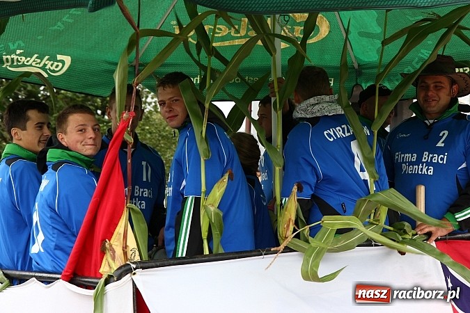 Zdjęcie w galerii na portalu naszraciborz.pl: Święto plonów w Żerdzinach z mażoretkami wiadomości z regionu