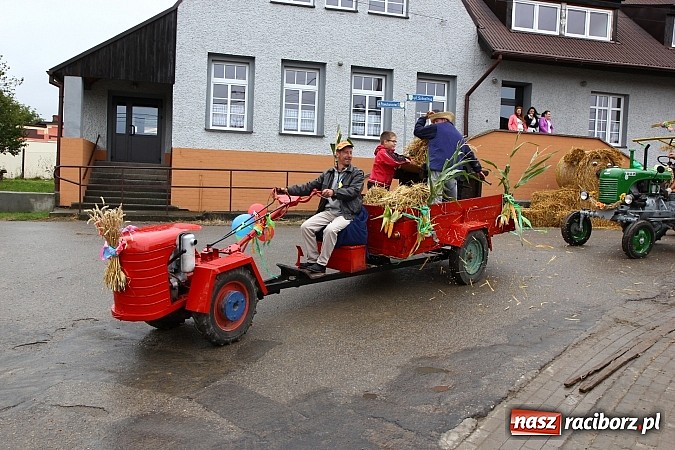 Zdjęcie w galerii na portalu naszraciborz.pl: Święto plonów w Żerdzinach z mażoretkami wiadomości z regionu