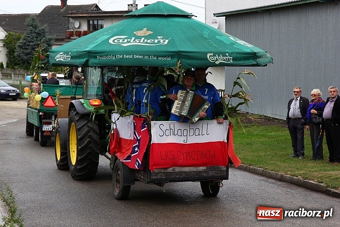 Zdjęcie w galerii na portalu naszraciborz.pl: Święto plonów w Żerdzinach z mażoretkami wiadomości z regionu