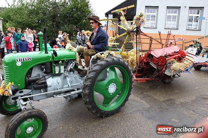 Zdjęcie w galerii na portalu naszraciborz.pl: Święto plonów w Żerdzinach z mażoretkami wiadomości z regionu