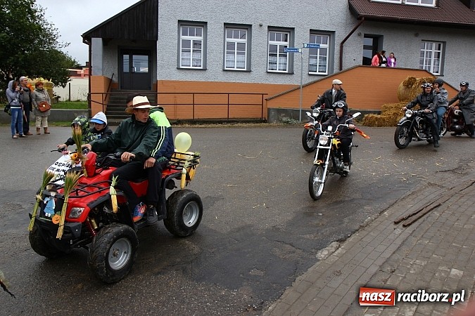 Zdjęcie w galerii na portalu naszraciborz.pl: Święto plonów w Żerdzinach z mażoretkami wiadomości z regionu