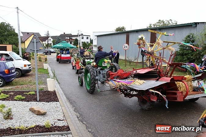 Zdjęcie w galerii na portalu naszraciborz.pl: Święto plonów w Żerdzinach z mażoretkami wiadomości z regionu