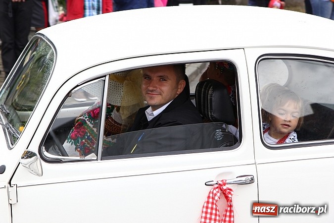 Zdjęcie w galerii na portalu naszraciborz.pl: Święto plonów w Żerdzinach z mażoretkami wiadomości z regionu