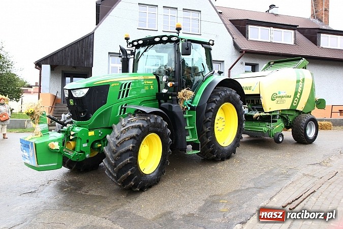 Zdjęcie w galerii na portalu naszraciborz.pl: Święto plonów w Żerdzinach z mażoretkami wiadomości z regionu