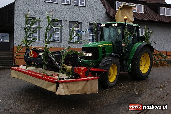 Zdjęcie w galerii na portalu naszraciborz.pl: Święto plonów w Żerdzinach z mażoretkami wiadomości z regionu
