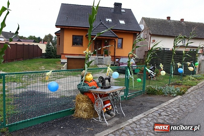 Zdjęcie w galerii na portalu naszraciborz.pl: Święto plonów w Żerdzinach z mażoretkami wiadomości z regionu