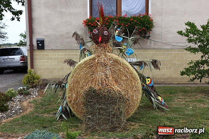 Zdjęcie w galerii na portalu naszraciborz.pl: Święto plonów w Żerdzinach z mażoretkami wiadomości z regionu