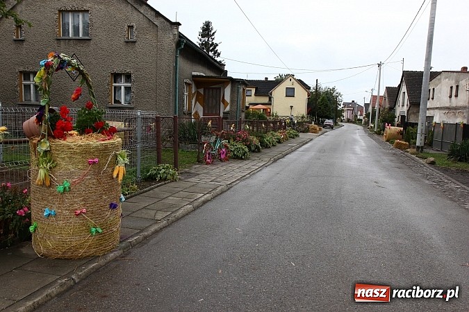 Zdjęcie w galerii na portalu naszraciborz.pl: Święto plonów w Żerdzinach z mażoretkami wiadomości z regionu