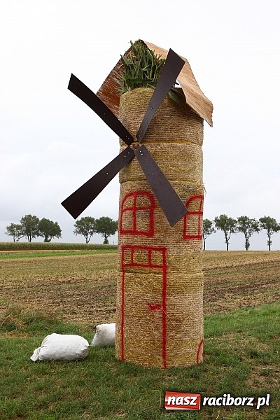 Zdjęcie w galerii na portalu naszraciborz.pl: Święto plonów w Żerdzinach z mażoretkami wiadomości z regionu