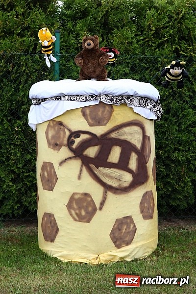 Zdjęcie w galerii na portalu naszraciborz.pl: Święto plonów w Żerdzinach z mażoretkami wiadomości z regionu