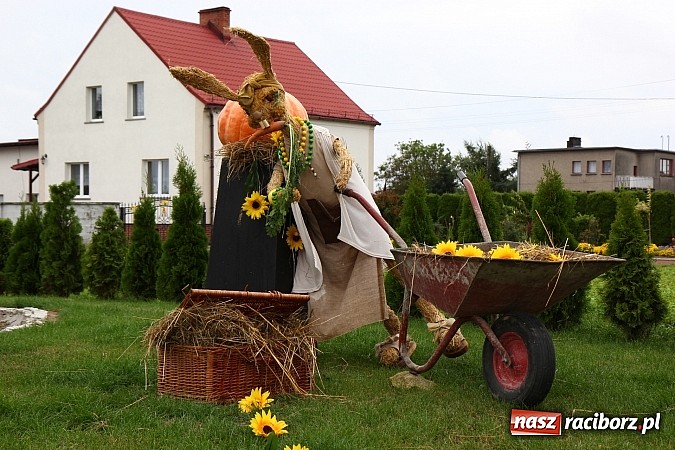 Zdjęcie w galerii na portalu naszraciborz.pl: Święto plonów w Żerdzinach z mażoretkami wiadomości z regionu