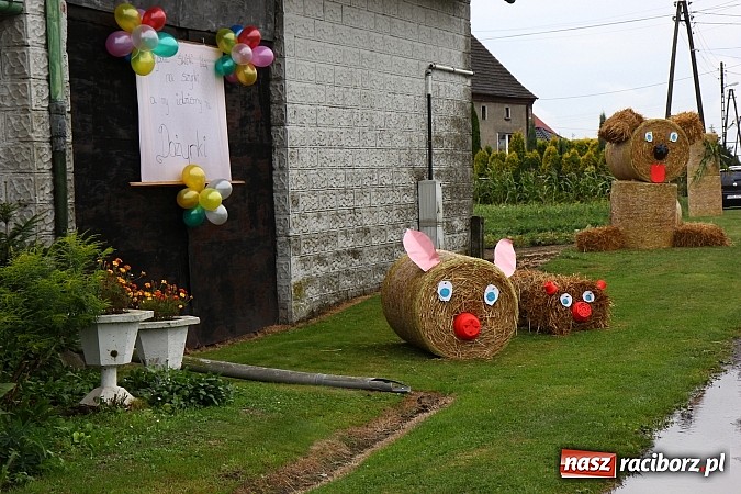 Zdjęcie w galerii na portalu naszraciborz.pl: Święto plonów w Żerdzinach z mażoretkami wiadomości z regionu