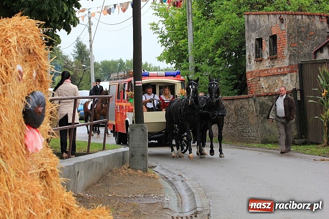 Zdjęcie w galerii na portalu naszraciborz.pl: Święto plonów w Żerdzinach z mażoretkami wiadomości z regionu