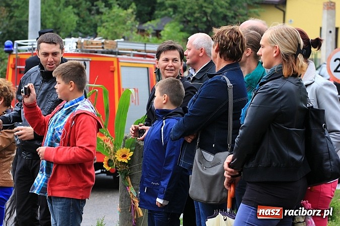 Zdjęcie w galerii na portalu naszraciborz.pl: Święto plonów w Żerdzinach z mażoretkami wiadomości z regionu