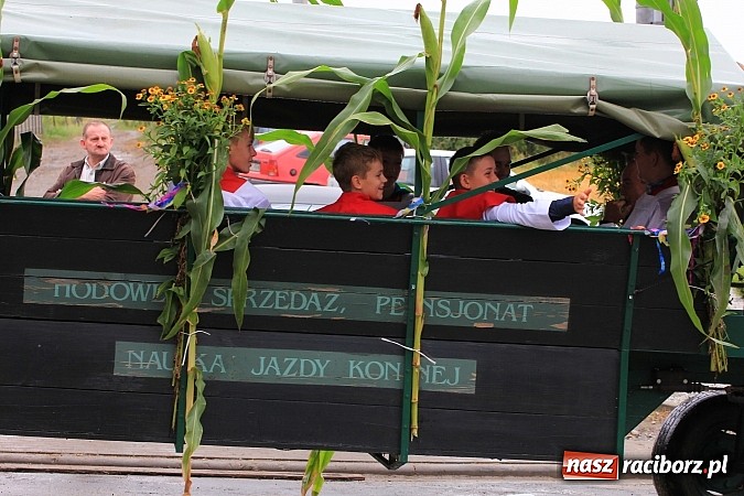 Zdjęcie w galerii na portalu naszraciborz.pl: Święto plonów w Żerdzinach z mażoretkami wiadomości z regionu