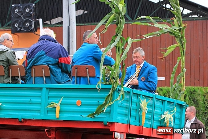 Zdjęcie w galerii na portalu naszraciborz.pl: Święto plonów w Żerdzinach z mażoretkami wiadomości z regionu