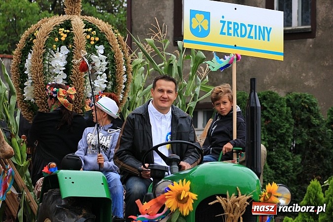 Zdjęcie w galerii na portalu naszraciborz.pl: Święto plonów w Żerdzinach z mażoretkami wiadomości z regionu